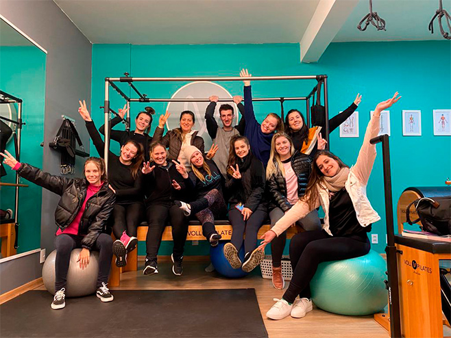 Turma presencial do Espaço Vida Pilates durante formação prática