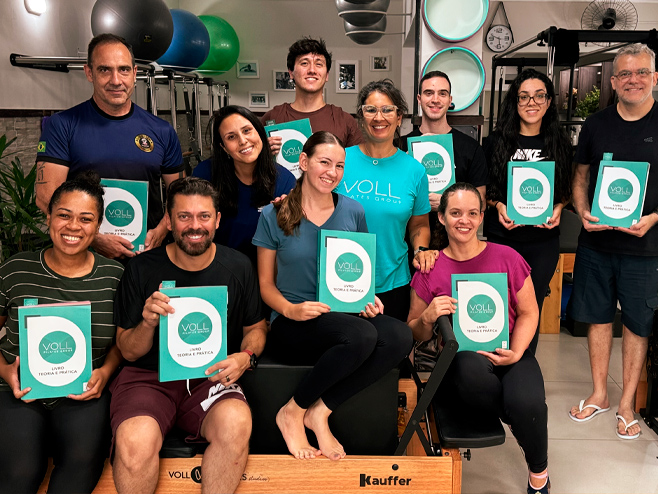Turma presencial do Espaço Vida Pilates em momento de aprendizado