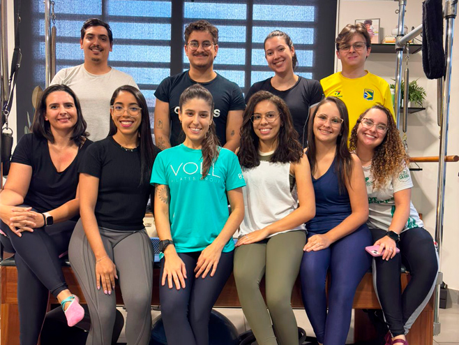 Alunos da formação presencial em Pilates durante atividade prática